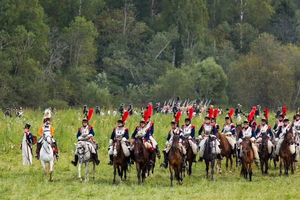Borodino, Ρωσία - 02 Σεπτεμβρίου 2017 - αναπαράσταση της μάχης του Borodino (το πατριωτικό πόλεμο του 1812 έτους). Οι τουρίστες να παρακολουθήσετε την απόδοση από την περιφραγμένη θέσεις. Περιφέρεια Μόσχας, Ρωσία. — Φωτογραφία Αρχείου