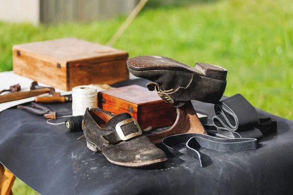 Kunduracı set - ayakkabı, iplik, araçlar, iş parçaları biriktiricileri eski moda. 19 centure tarihi yeniden inşası.