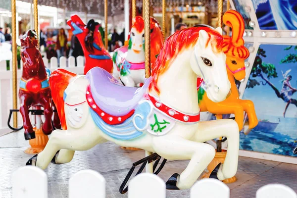 Carousel ile renkli çalışan atlar. Şehir cazibe çocuklar için.