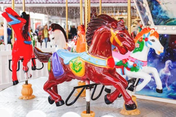 Carousel ile renkli çalışan atlar. Çocuk için şehir cazibe