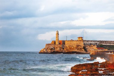 Kale ve El Morro feneri girişi Havana Körfezi, Küba. Gün batımından sonra fırtına.