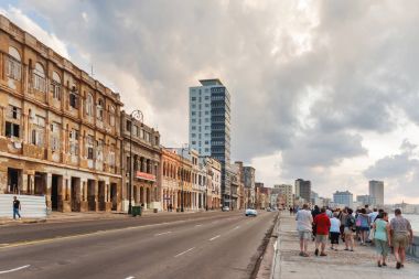 Havana, Küba - 10 Şubat 2008. Ünlü setin mesire Malecón gün batımında. Sokakta yürürken insanlar.
