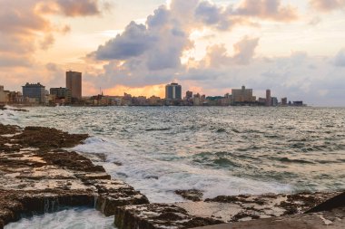 Gün batımından sonra fırtına adlı ünlü setin mesire Malecón. Havana, Küba.