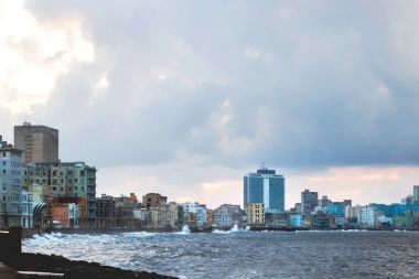 Bulutlu gün batımından sonra ünlü setin mesire Malecón fırtınası. Havana, Küba.