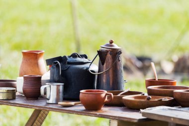 Eski ahşap masa moda ahşap ve toprak çanak çömlek.