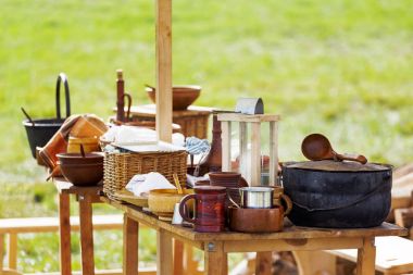 Eski ahşap masa moda ahşap ve toprak çanak çömlek. 19. yüzyılın tarihi yeniden yapılanma.