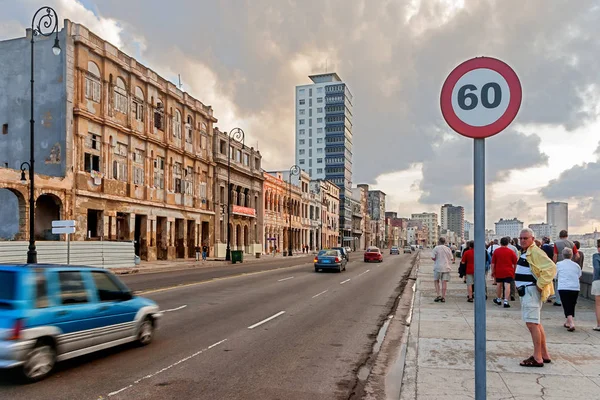 Havana, kuba - 10. februar 2008. Berühmte promenade malecon bei untergang. Menschen, die die Straße hinuntergehen. — Stockfoto