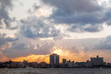 Bulutlu gün batımından sonra ünlü setin mesire Malecón fırtınası. Havana, Küba.