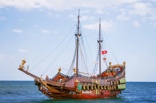 Sousse, Tunus - 05 Eylül 2007. Turistik cazibe - Port El Kantaoui korsan gemisi. 