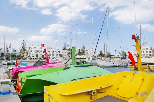 Bunte Katamarane im Seehafen el kantaoui, Tunesien. — Stockfoto