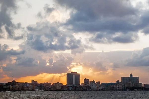 Bulutlu gün batımından sonra ünlü setin mesire Malecón fırtınası. Havana, Küba.