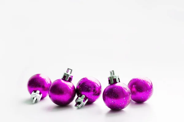 クリスマス ツリーのためのマゼンタの紫色の装飾的なボールでクリスマスとお正月の背景。テキストのための場所. — ストック写真