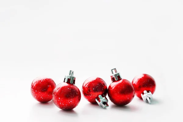 Noel ağacı için kırmızı dekoratif topları ile Noel ve yeni yıl arka plan. Metin için yer. — Stok fotoğraf