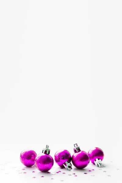 Weihnachten und Neujahr Hintergrund mit magenta lila dekorativen Kugeln für Weihnachtsbaum. Platz für Text. — Stockfoto