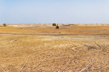 Çölde yalnız rider. Adam bir motosiklet sürücü bir yerlerde Sahra Çölü, Tunus.