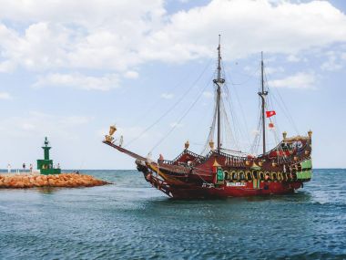 Sousse, Tunus - 05 Eylül 2007. Turistik cazibe - Port El Kantaoui korsan gemisi.