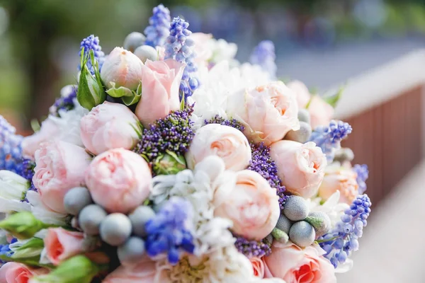Gelin buketi gül, brunia ve Muscari çiçekler. Düğün için geleneksel Aksesuar.