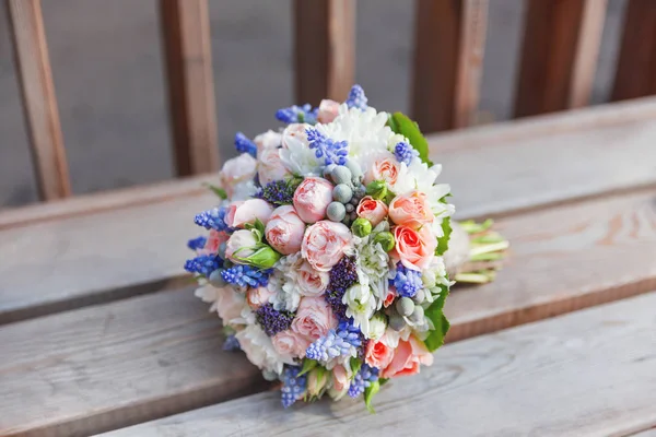 Ramo nupcial con rosas, brunia y flores de Muscari. Accesorio tradicional para boda . — Foto de Stock