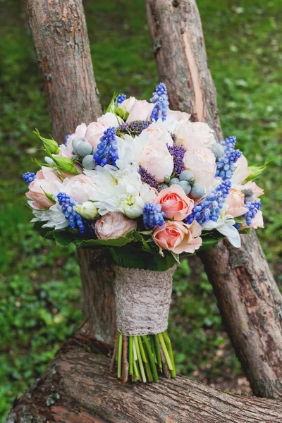 Ramo nupcial con rosas, brunia y flores de Muscari. Accesorio tradicional para boda . — Foto de Stock