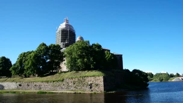 Schloss Wyborg. mittelalterliche schwedische Burg mit dem st. olav Turm während des Wiederaufbaus. Sommertag in Wyborg Russland. — Stockvideo
