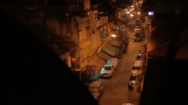 BANGKOK, TAILANDIA - 25 de octubre de 2012. Vista aérea nocturna de Soi Samsen. Tiendas cerradas y cafetería . — Vídeo de stock