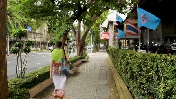 BANGKOK, THAILAND - 24 de outubro de 2012. Tráfego nas ruas de Bangkok. Mulher andando rua abaixo . — Vídeo de Stock