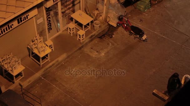 Bangkok, Tayland - 25 Ekim 2012. Soi Samsen hava gece görünümü. Kapalı mağaza ve kafe. — Stok video