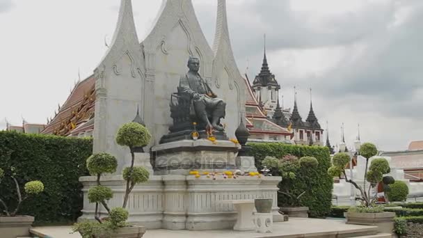 Bangkok, Tailândia - 24 de outubro de 2012: Estátua do rei Rama III Rei Nangklao na frente de Wat Ratchanatdaram . — Vídeo de Stock