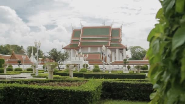 Visa genom buskarna på Wat Ratchanatdaram. Bangkok, Thailand. — Stockvideo