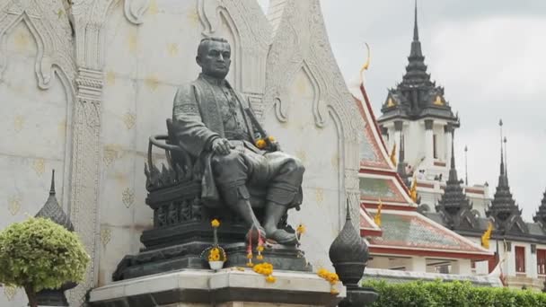 Bangkok, Tailandia - 24 de octubre de 2012: Estatua del rey Rama III Rey Nangklao frente a Wat Ratchanatdaram . — Vídeo de stock