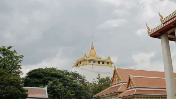Gouden stoepa in Wat Saket Ratcha Wora Maha Wihan de Golden Mount. Bangkok Thailand. — Stockvideo