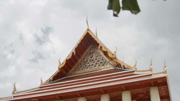 Decorações do telhado dourado em Wat Saket Ratcha Wora Maha Wihan the Golden Mount. Bangkok Tailândia . — Vídeo de Stock