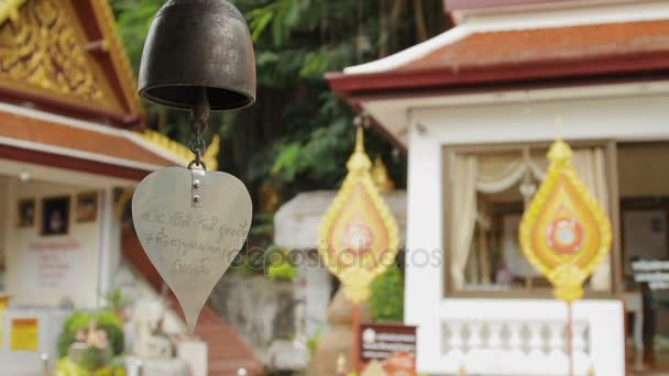 Sinos sacrais em Wat Saket Ratcha Wora Maha Wihan the Golden Mount. Bangkok Tailândia . — Vídeo de Stock