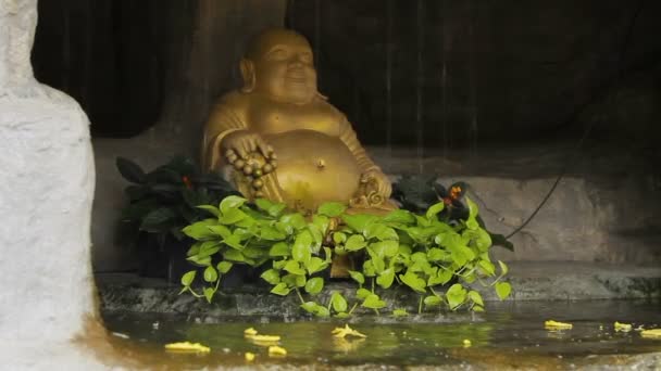 Gouden Boeddha standbeeld in kleine vijver met water stroom. Golden mount Wat Saket Bangkok Thailand. — Stockvideo