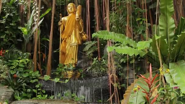 Escultura dourada em arbustos. Golden mount Wat Saket Bangkok Tailândia . — Vídeo de Stock