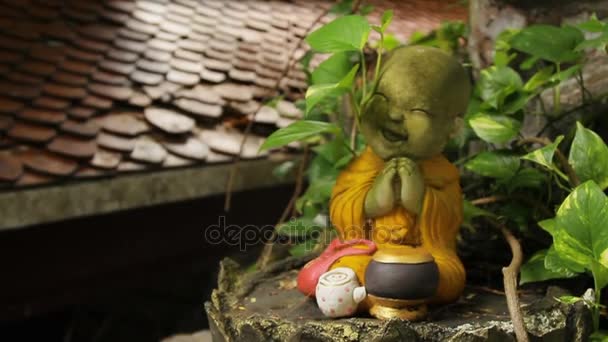 Декоративні статуя богів і ченці в Wat Saket золотої гори. Бангкок, Таїланд. — стокове відео