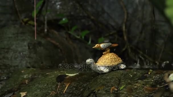 Estatua decorativa de tortuga y pájaro en Wat Saket el Monte Dorado. Bangkok, Tailandia . — Vídeos de Stock