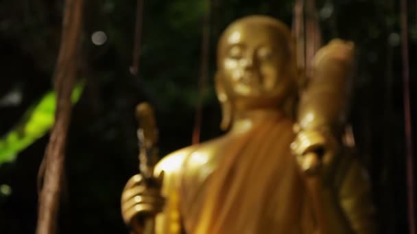 Gouden sculptuur in struiken. Golden mount Wat Saket Bangkok Thailand. — Stockvideo