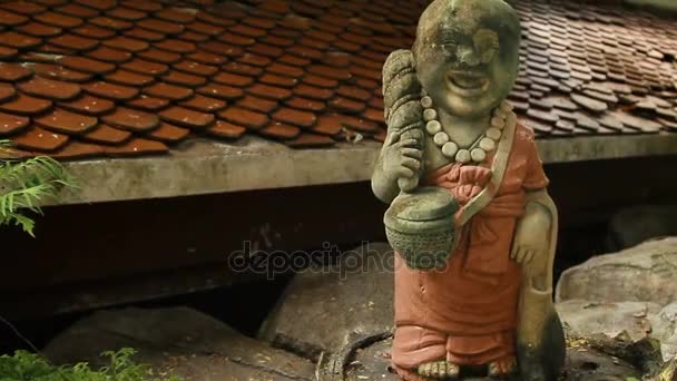 Dekorativa staty av gudar och munkar i Wat Saket Saket. Bangkok, Thailand. — Stockvideo