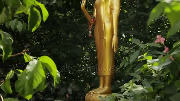 Złote rzeźby w krzakach. Golden mount Wat Saket Bangkok Tajlandia. — Wideo stockowe