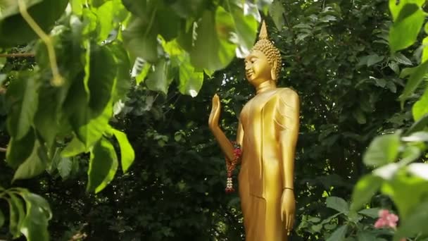 Golden sculpture in bushes. Golden mount Wat Saket Bangkok Thailand. — Stock Video