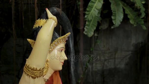 Sculpture dans les buissons. Golden mount Wat Saket Bangkok Thaïlande . — Video