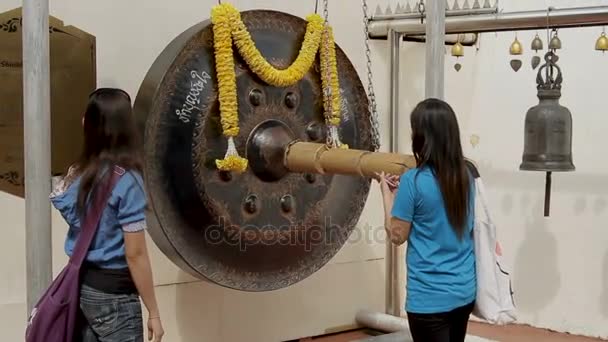 Bangkok, Thailand - 24 oktober 2012. Toeristen verslaan sacrale gong in Wat Saket Ratcha Wora Maha Wihan de Golden Mount . — Stockvideo