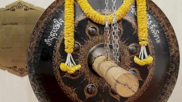 BANGKOK, THAILAND - October 24, 2012. Sacral gong in Wat Saket Ratcha Wora Maha Wihan the Golden Mount . — Stock Video