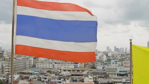 Thajsko státní vlajka vlající ve větru na vrcholu Wat Saket Golden Mountain. Bangkok panoramatický pohled na pozadí. Thajsko. — Stock video