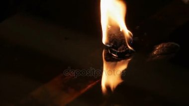 Dini mum içinde yağ lambası yanıyor. WAT Saket, Bangkok, Tayland.