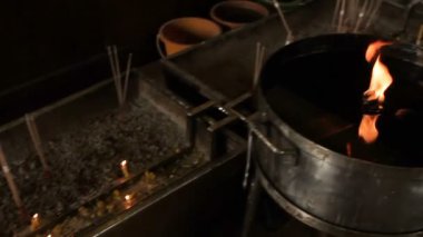 Dini mum içinde yağ lambası yanıyor. WAT Saket, Bangkok, Tayland.