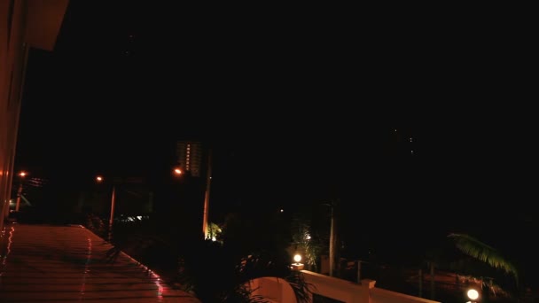 Piorun na nocnym niebie. Burza nad Pattaya. Tajlandia. — Wideo stockowe