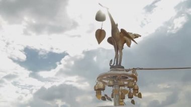 Sakral Wat Saket Ratcha Wora Maha Wihan içinde altın Mount çan. Bangkok Tayland.