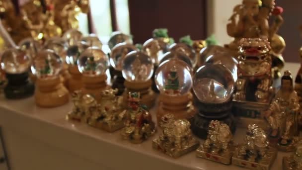 Souvenirer för lycka - buddhismen gudar i crystal bollar. Gyllene berget Wat Saket. Bangkok, Thailand. — Stockvideo